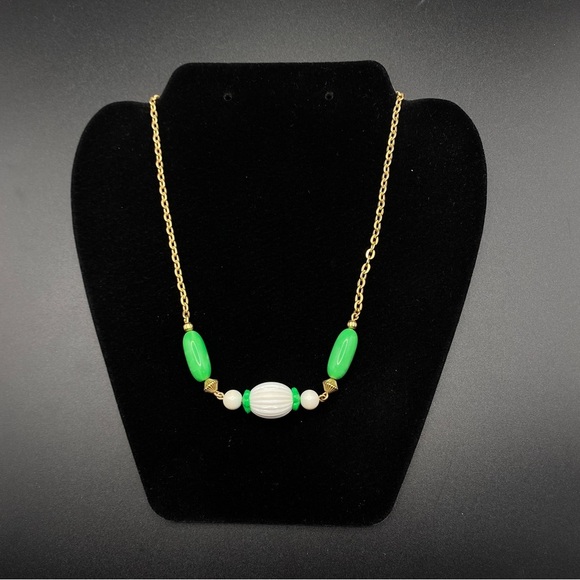 AVON Green & White Lucite Beads Gold Tone Necklace "Come Summer "1975 - Picture 10 of 11